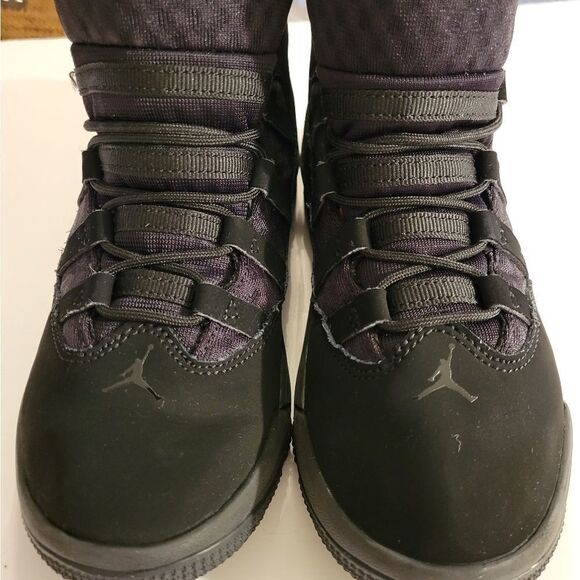 JORDAN  GRADE  SCHOOL BOYS' MAX AURA SNEAKER BOOT - Picture 3 of 16